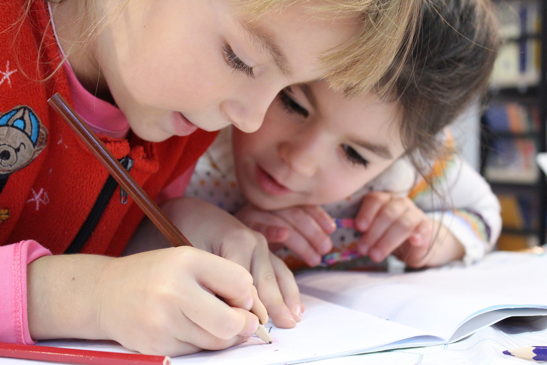 enfants qui écrievent